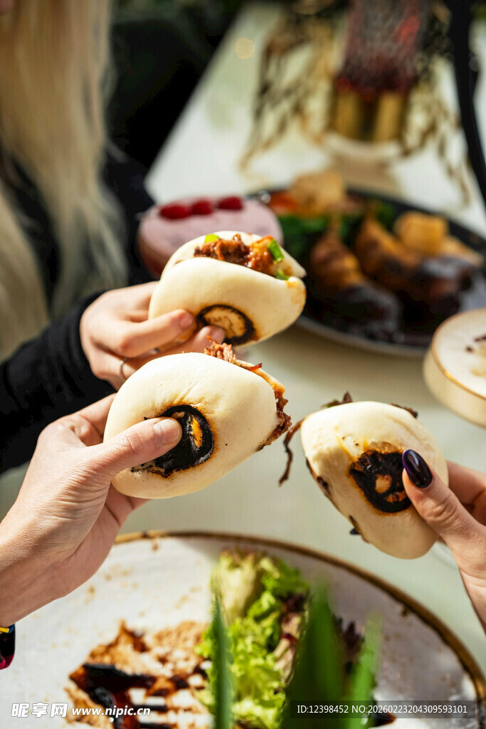 多人共享美味中式餐点