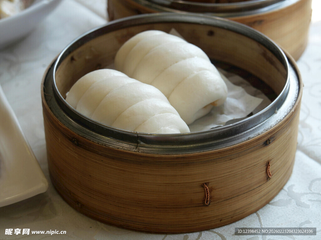 竹制蒸笼里的美味白馒头