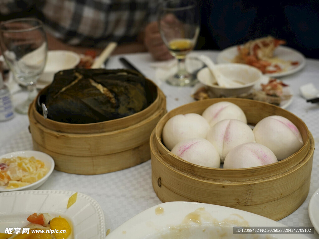 中式点心摆放在餐桌上