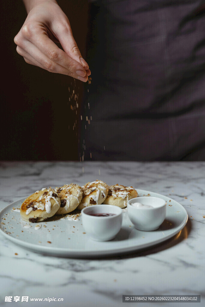 撒料于美味饼干上
