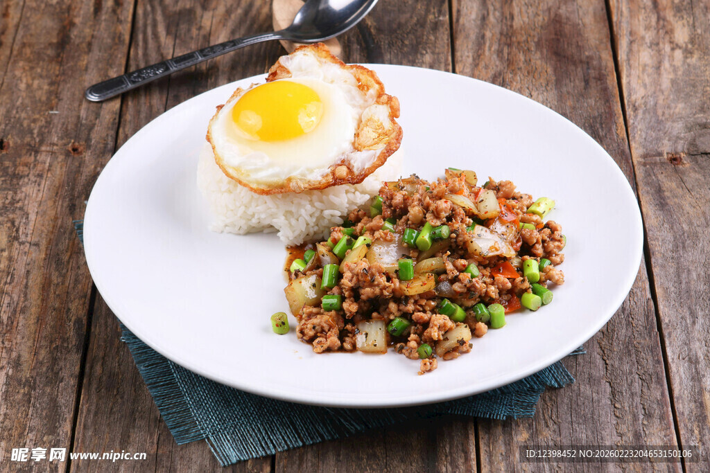 煎蛋配炒肉末豌豆