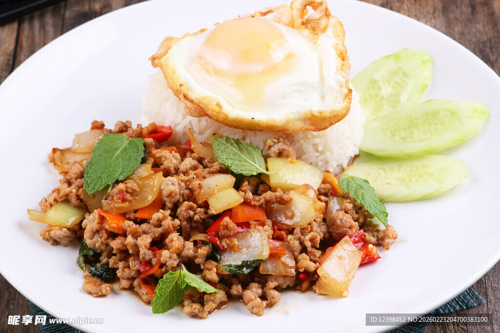 泰式炒肉末配煎蛋