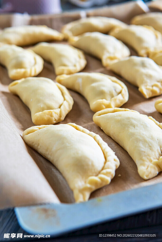 烤盘上的美味酥皮点心