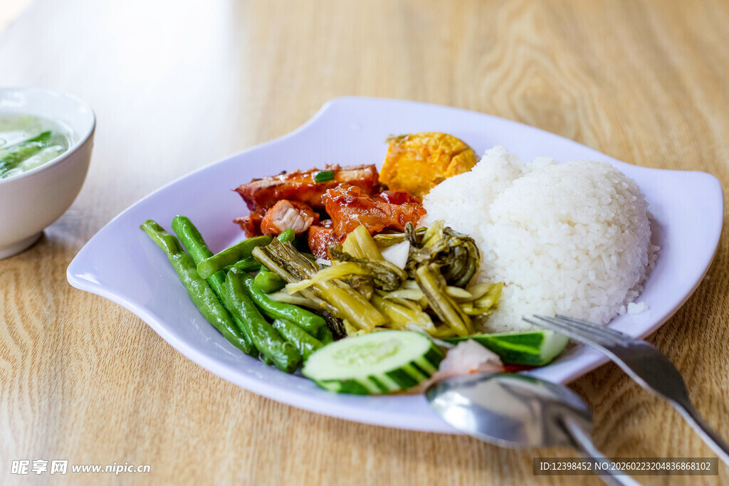 营养蔬菜搭配米饭套餐