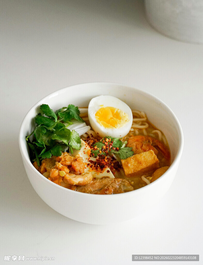 美味日式拉面配溏心蛋