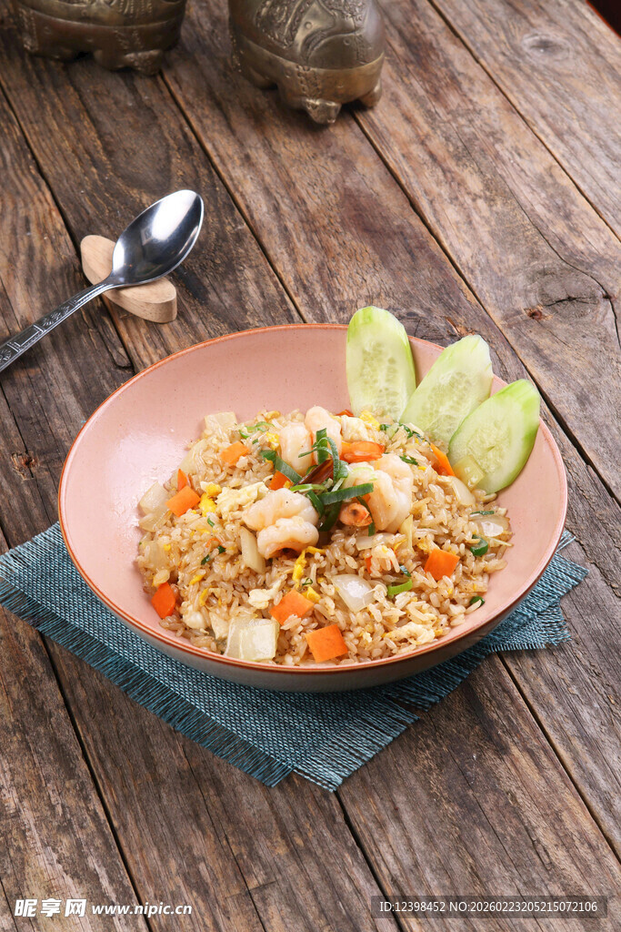 木制桌面上的美味炒饭