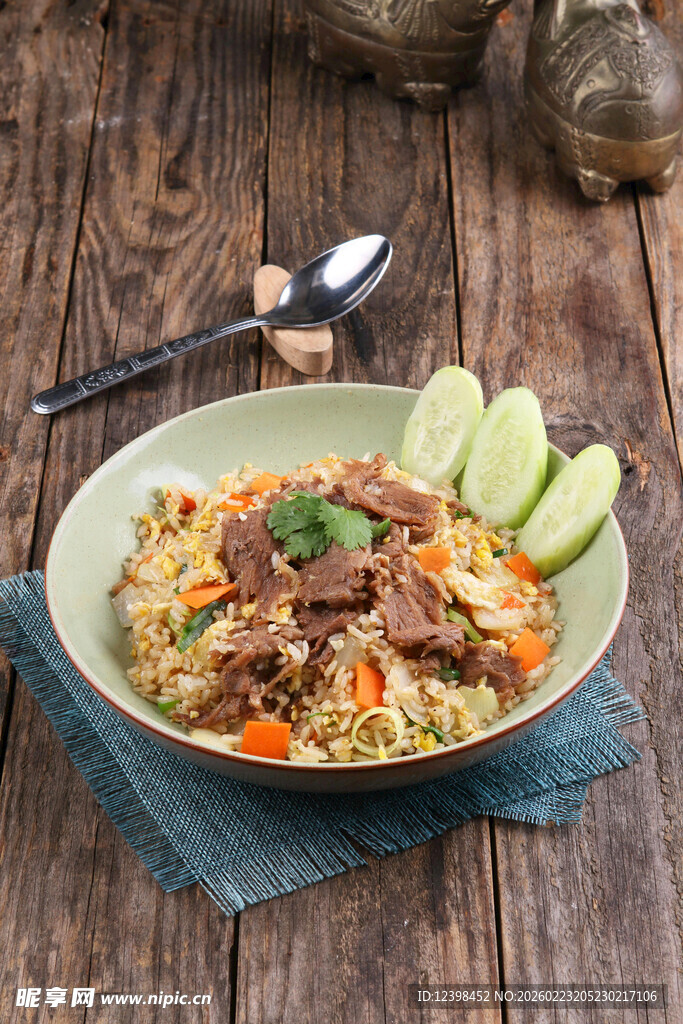 美味牛肉炒饭配清爽黄瓜