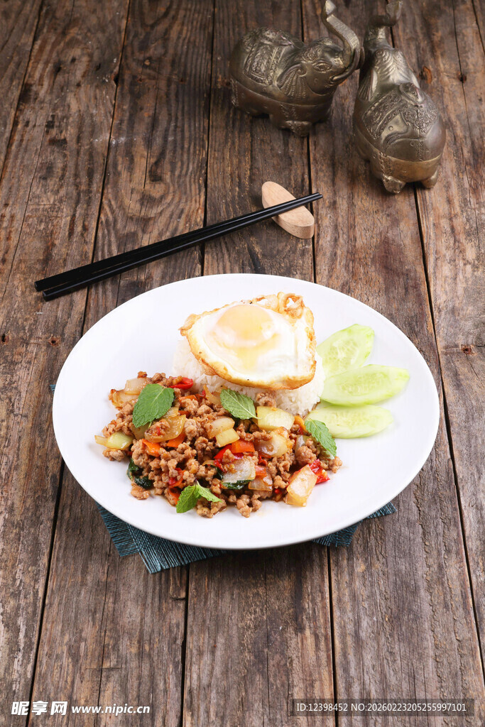 美味小炒搭配清爽配菜