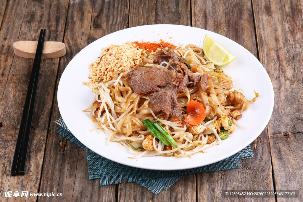 牛肉炒面摆放在木桌上