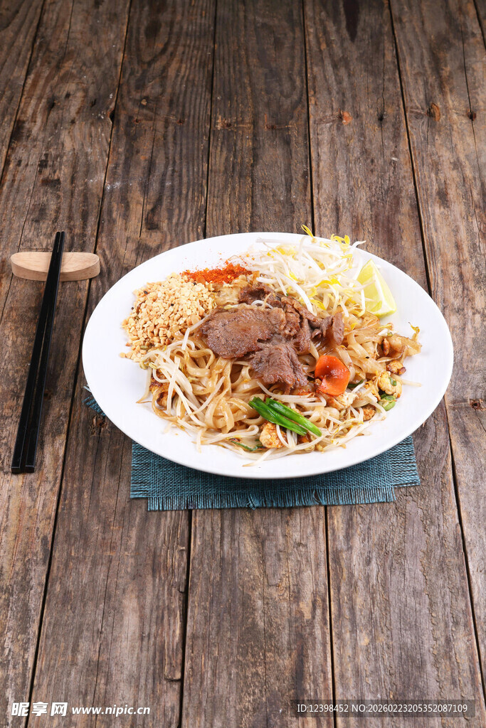 木桌上的美味牛肉炒饭