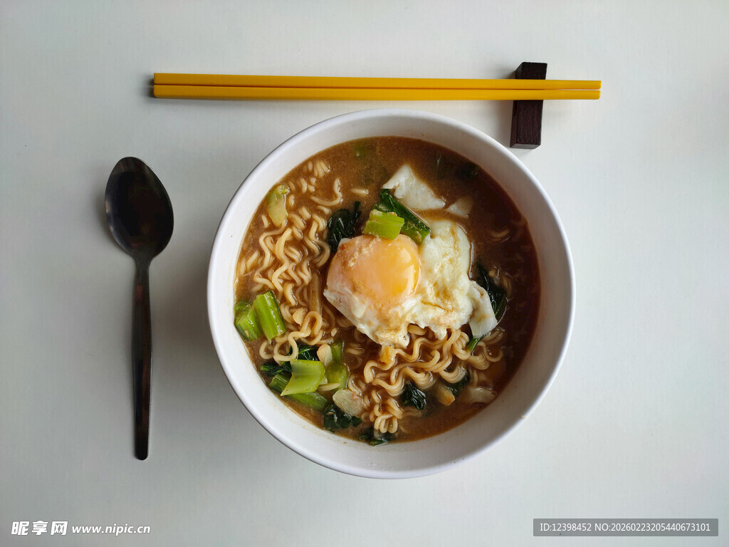日式拉面配溏心蛋与配菜