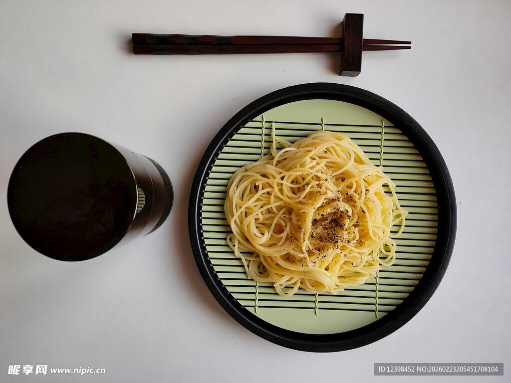 简约摆盘的美味意大利面