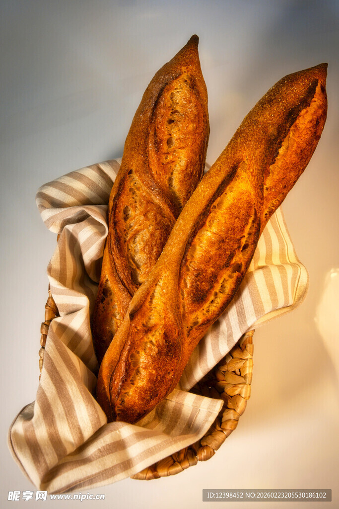 篮子里的美味法式长棍面包