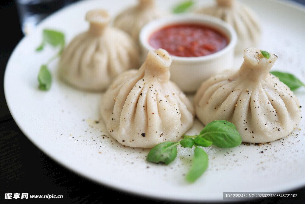 美味蒸饺配蘸料