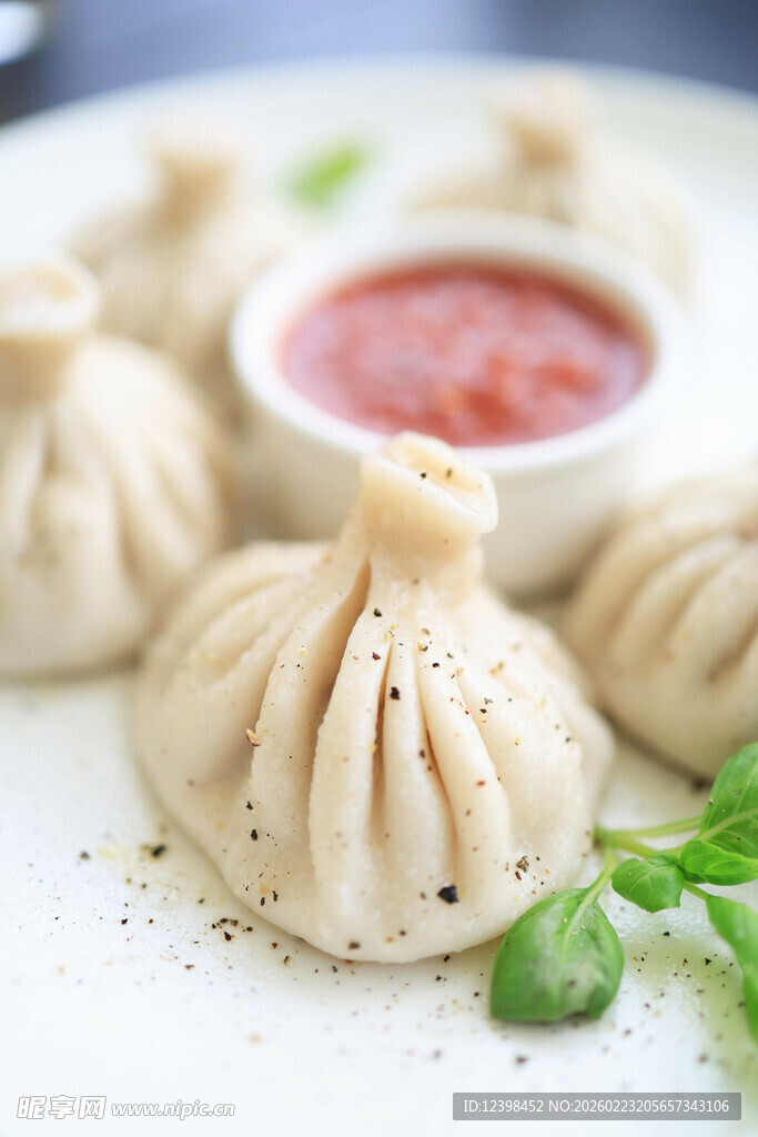 美味蒸饺配可口蘸酱