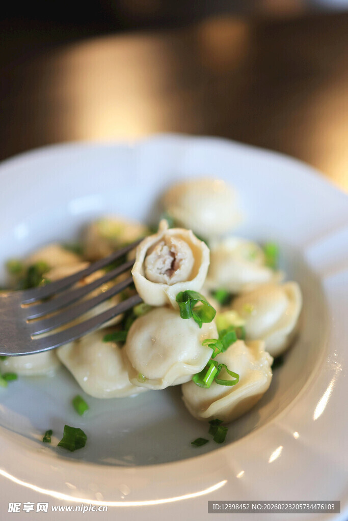 美味意大利饺子摆于盘中