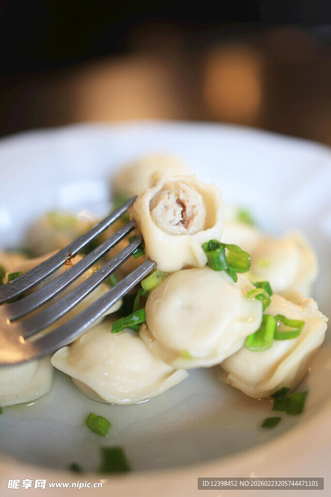 叉子上的美味饺子