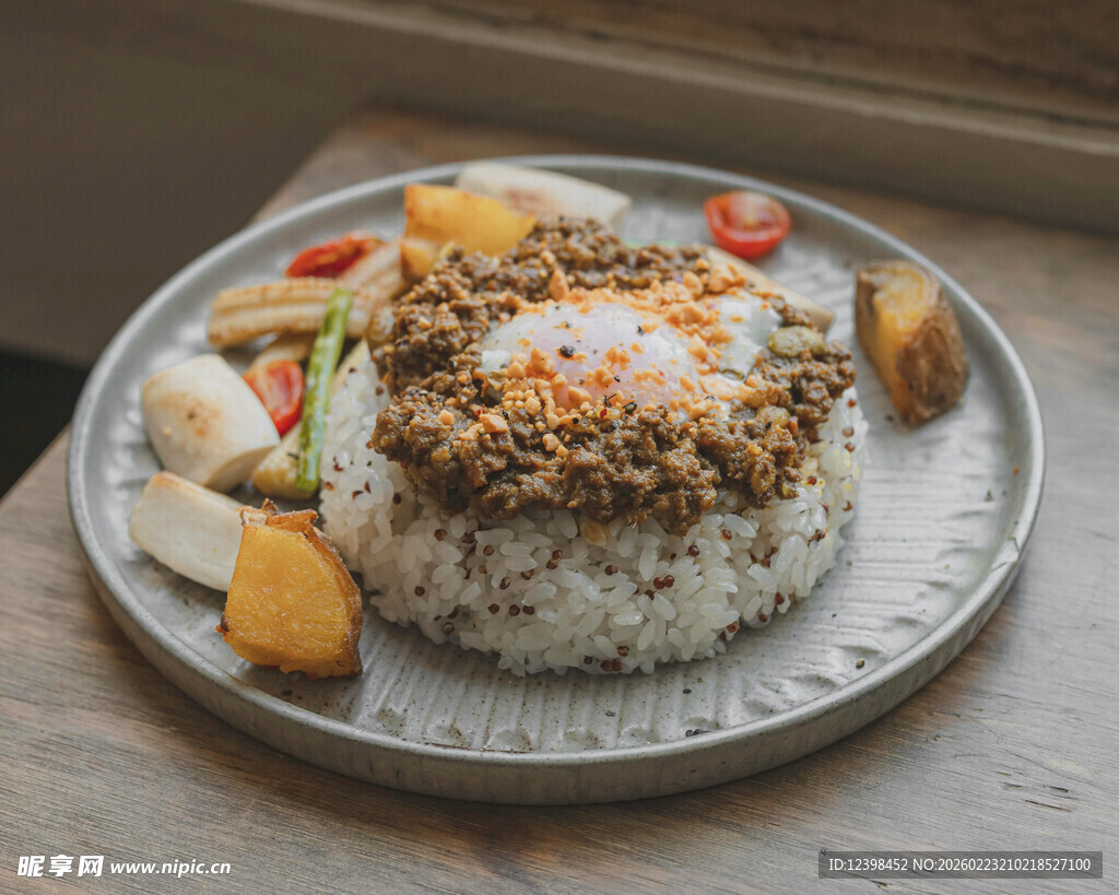 肉酱盖饭配煎蛋与小菜