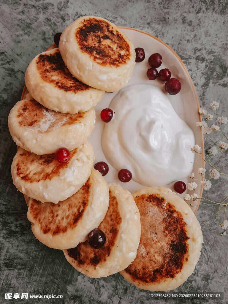 美味松饼配奶油与浆果