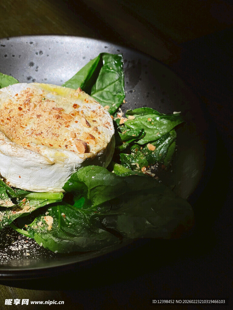 煎蛋配生菜摆盘美食
