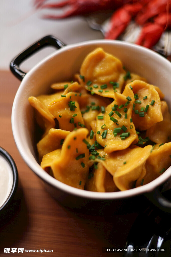 美味馄饨摆于木桌之上