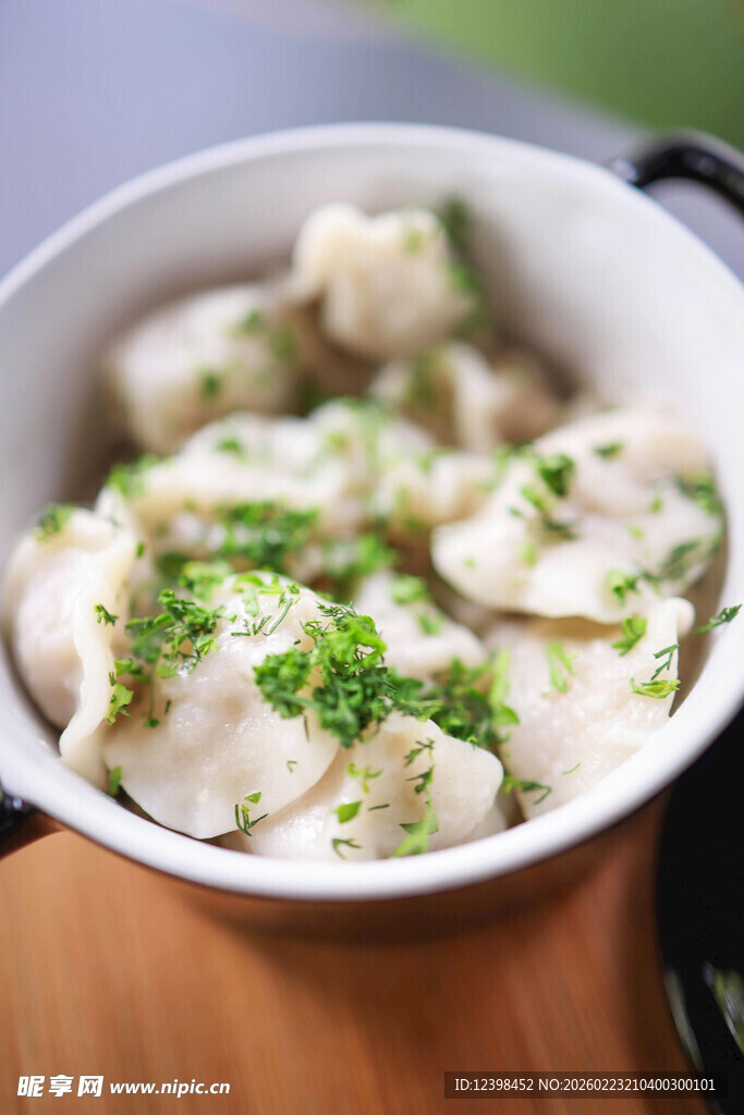 碗中撒香菜的美味饺子