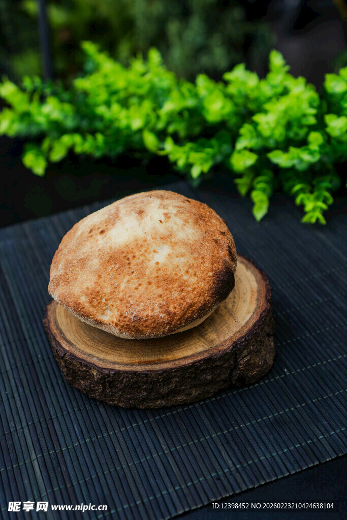 美味酥饼置于木盘绿植旁