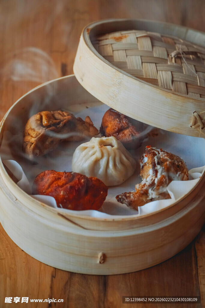 竹蒸笼里的多样中式点心