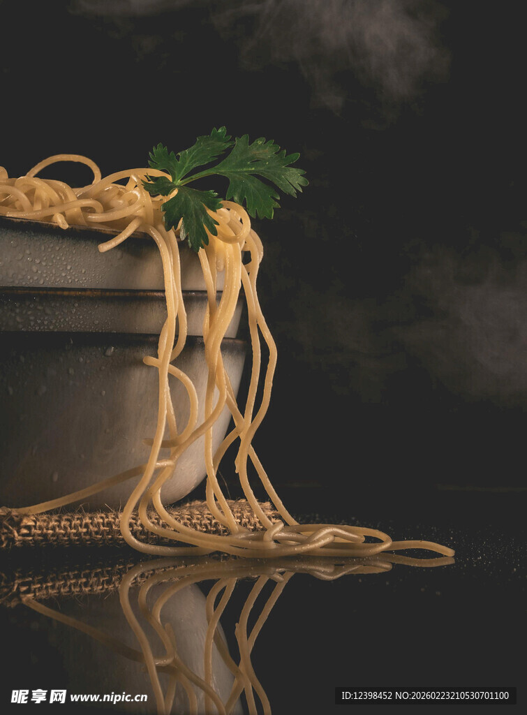 缠绕绿植的金色藤蔓摆件