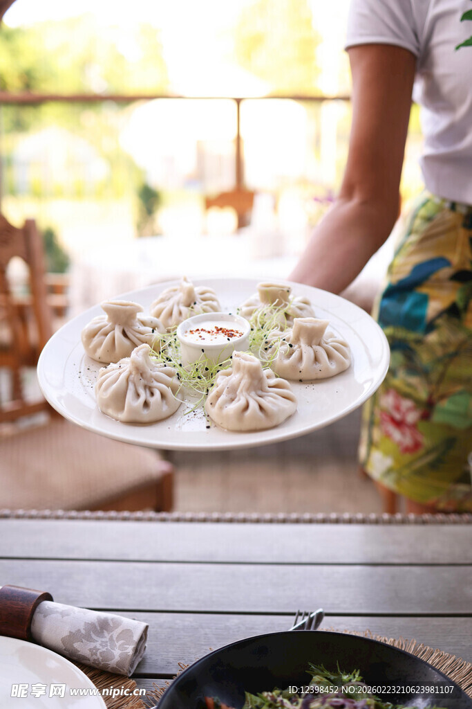端着饺子盘的人