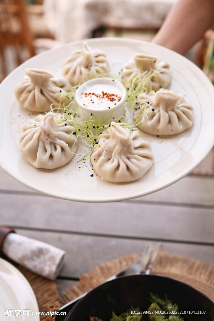 美味蒸饺摆放在白色盘中