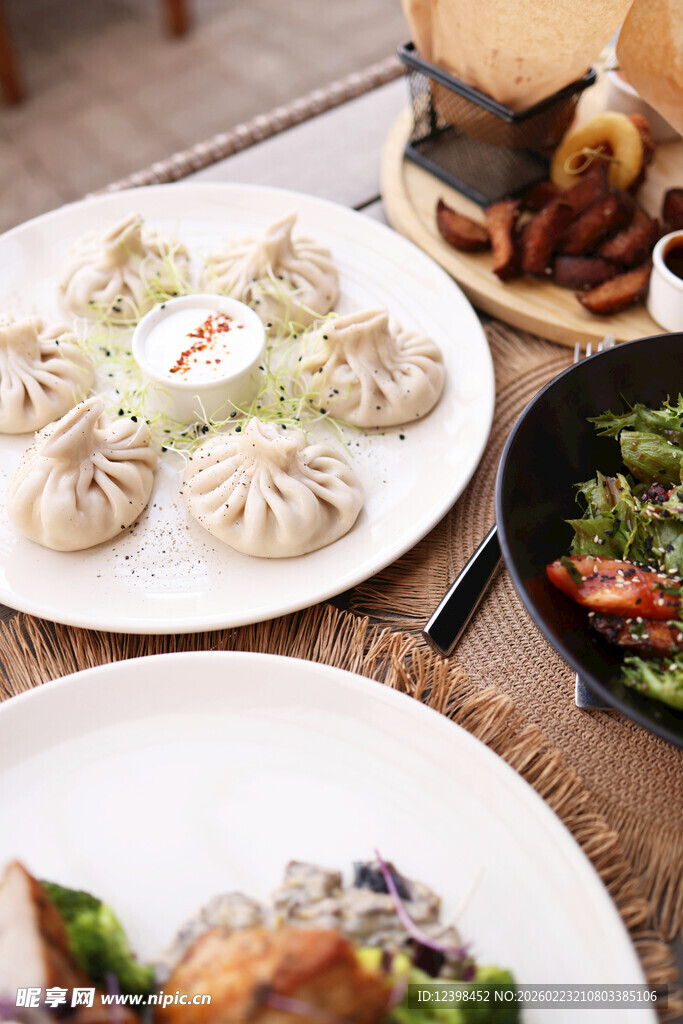 美味中式菜肴摆放在桌