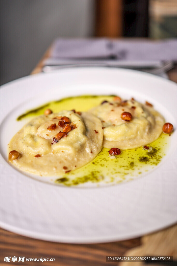 美味意式饺子配橄榄油