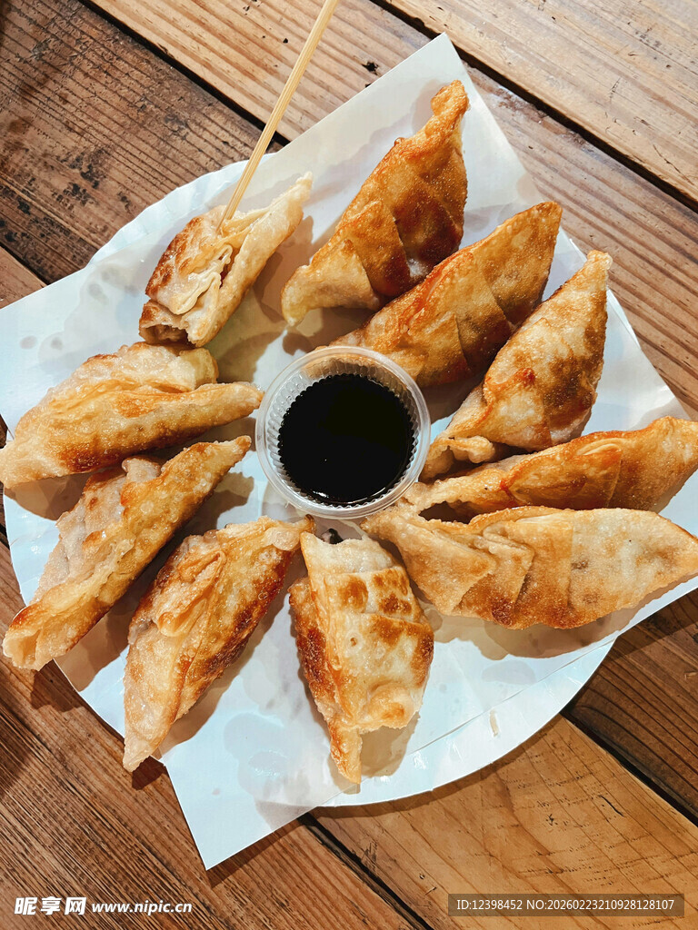 美味炸饺配蘸料