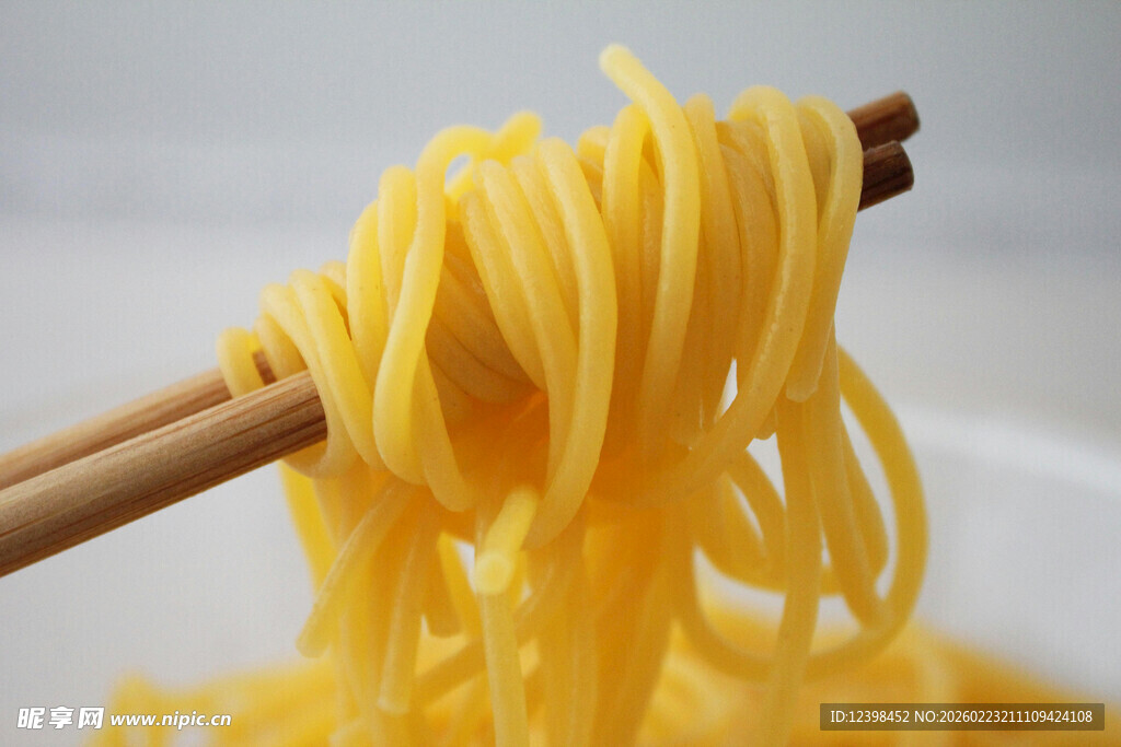 筷子夹起的金黄面条