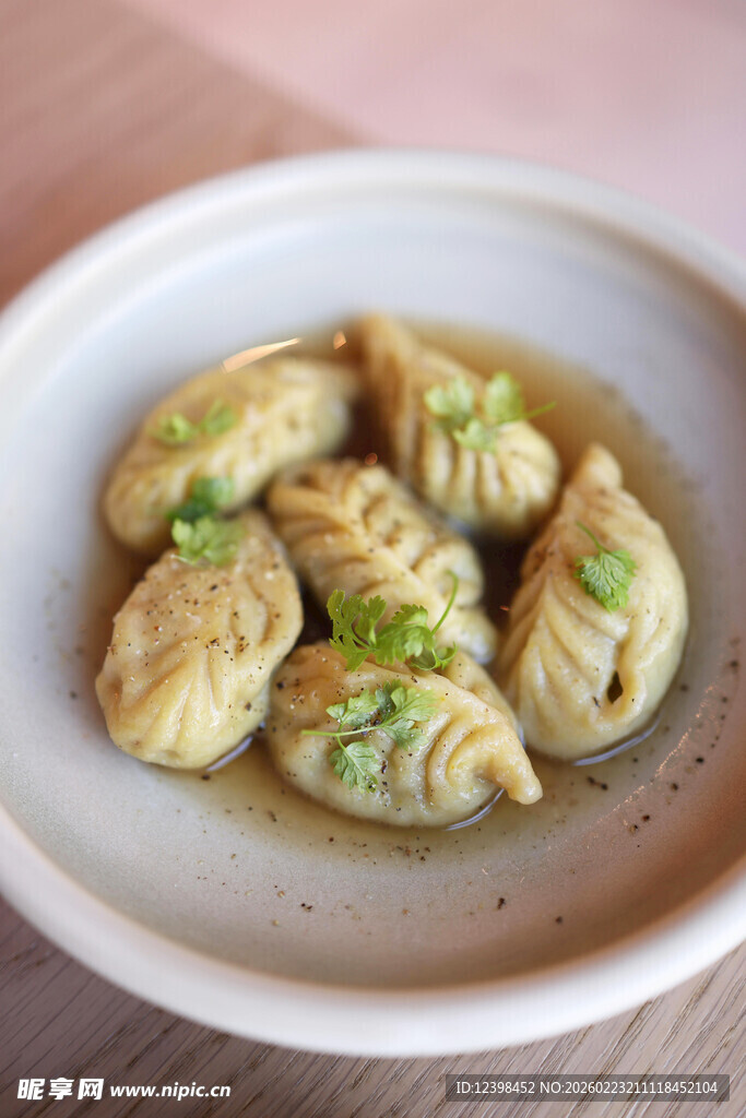 日式炸饺摆盘特写