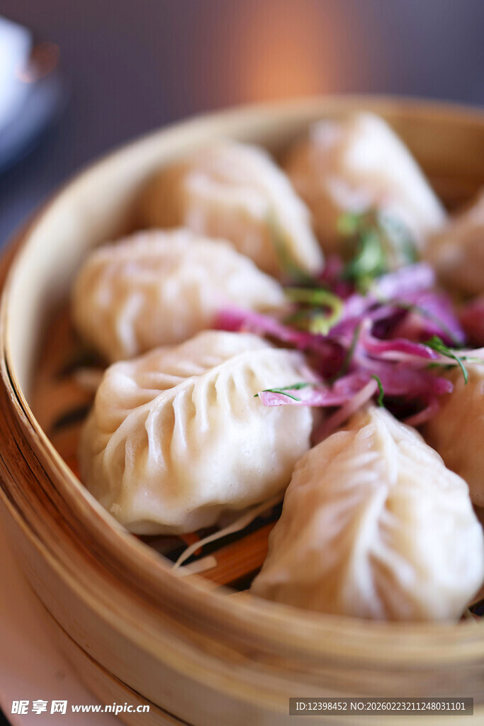 美味蒸饺摆放在竹制蒸笼中