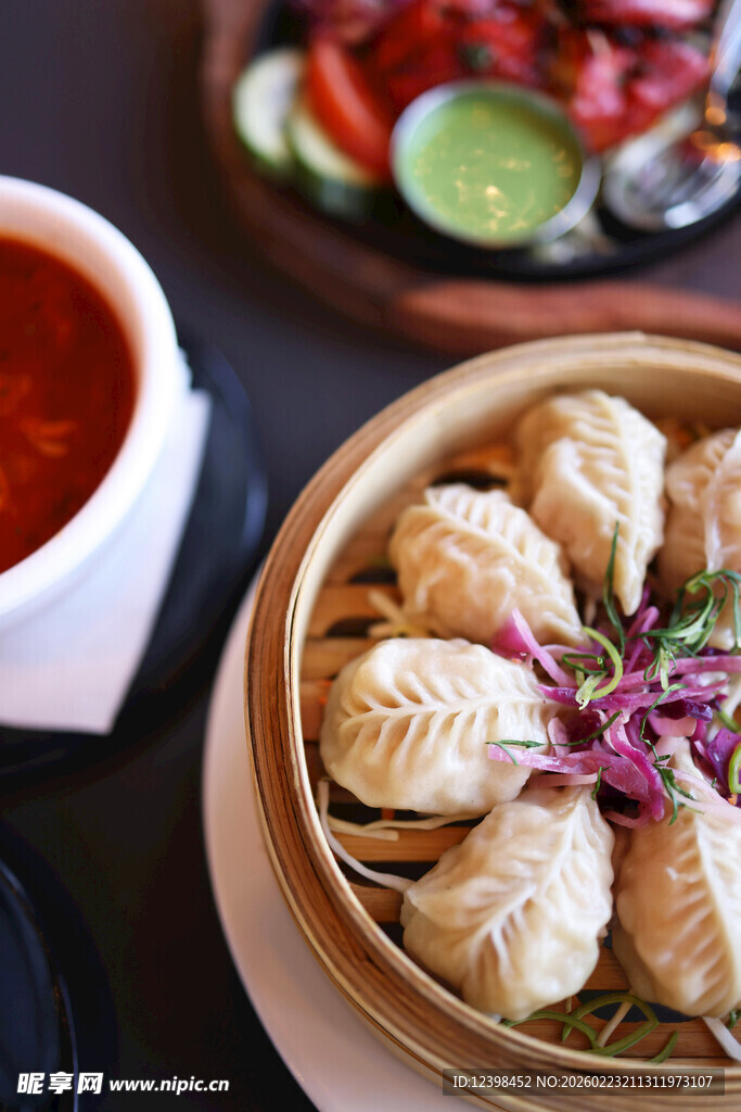 美味蒸饺搭配特色蘸料