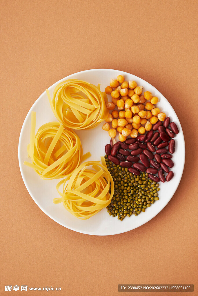 多彩面食与豆类组合