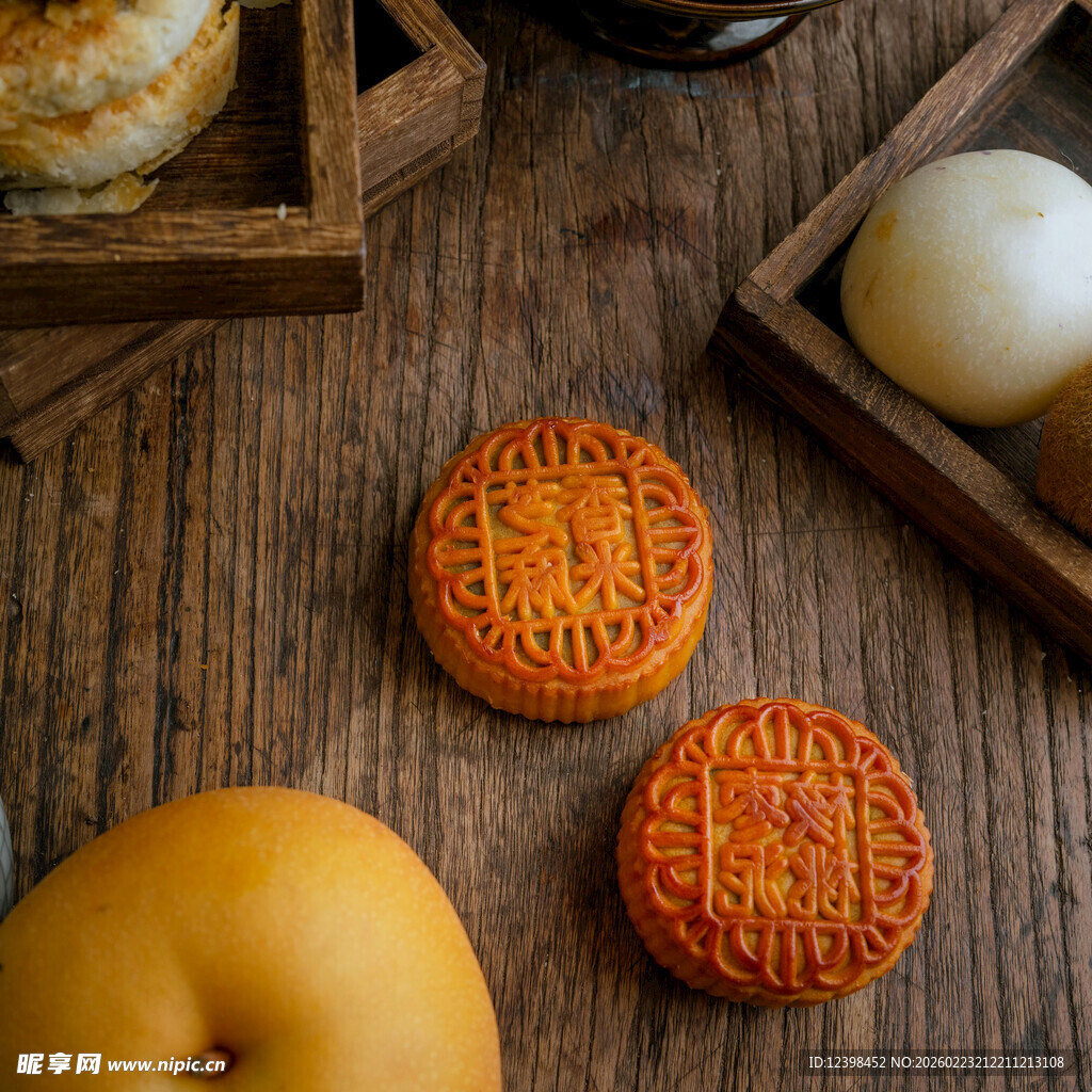 传统月饼与鲜果摆拍