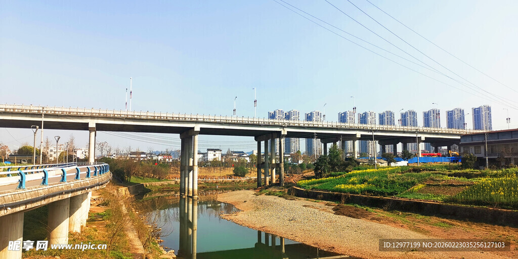 城市高架桥横跨河流景观