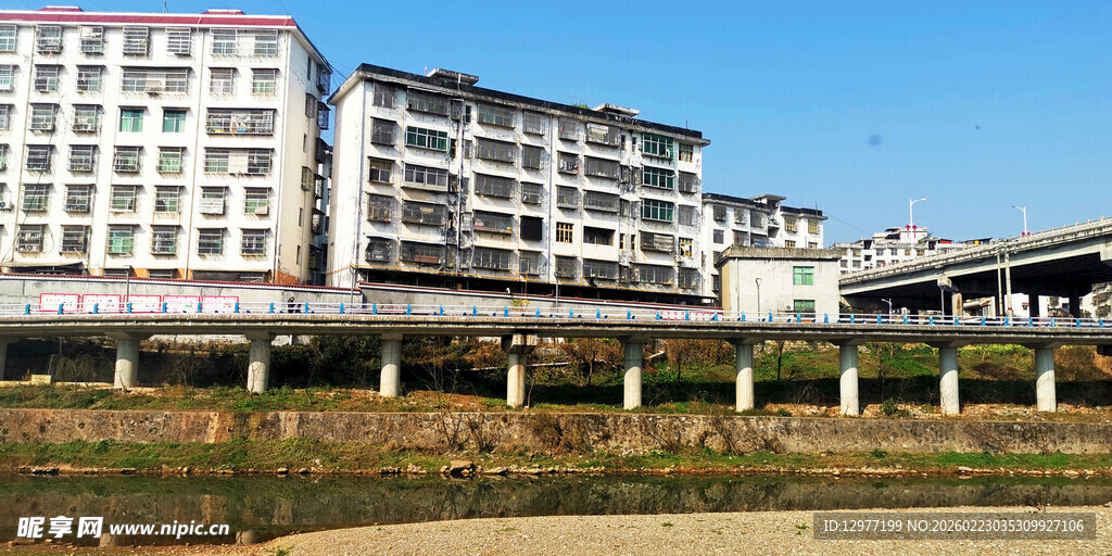 城市河畔多层建筑景观