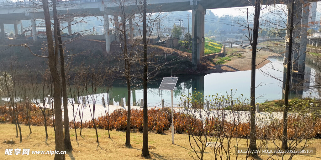 户外自然景观中的建筑一角