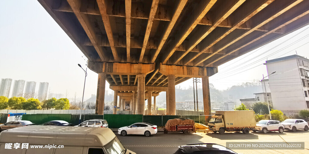 桥下车辆停放场景