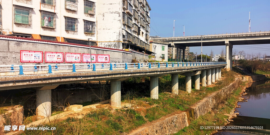 城市桥梁下的河道景观