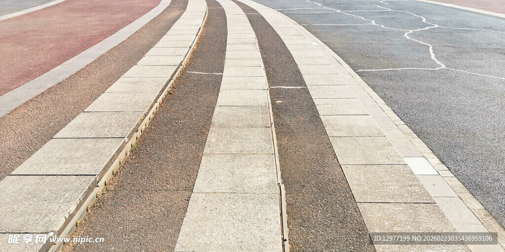 多彩条纹跑道地面特写