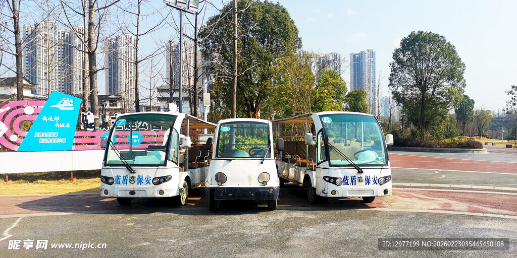 三辆环卫车整齐停放