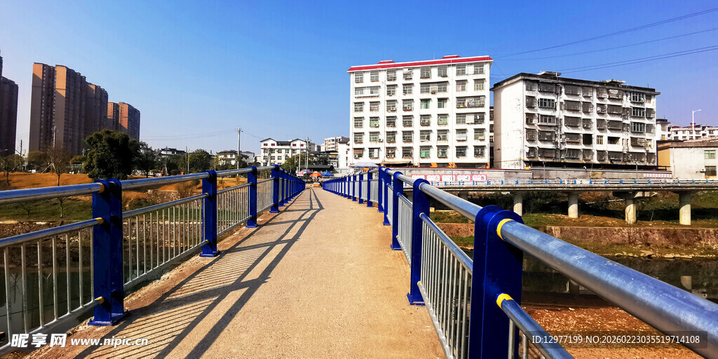 城市河畔的蓝色步道风景