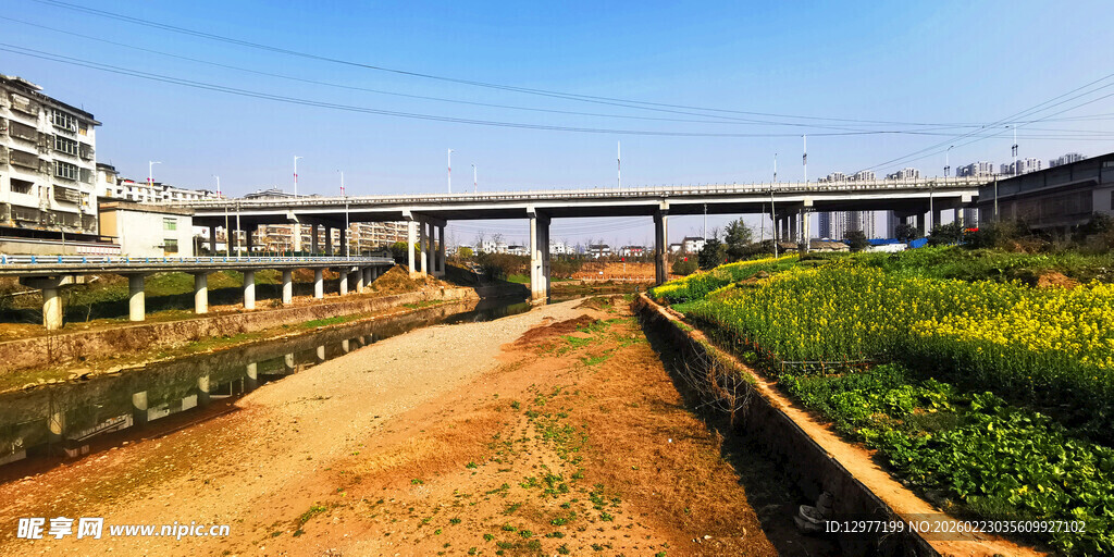 乡村田野上的高架桥