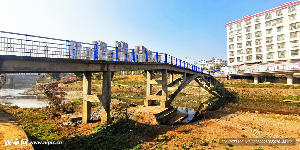 在建桥梁与周边建筑景观